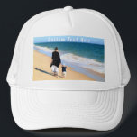 Benutzerdefiniertes Foto und Text-Hat-Design mit M Truckerkappe<br><div class="desc">Benutzerdefiniertes Foto und Text - Eigenes Design - Sonderanfertigung - Personalisierte Familie / Freunde oder Persönliches Geschenk - Hinzufügen von Text und Foto - Vergrössern und verschieben oder entfernen und hinzufügen / Bild mit Anpassungs-Tool. Sie können dieses Design auf mehr als 1000 Zazzle-Produkte übertragen. Genießen Sie - seien Sie glücklich...</div>