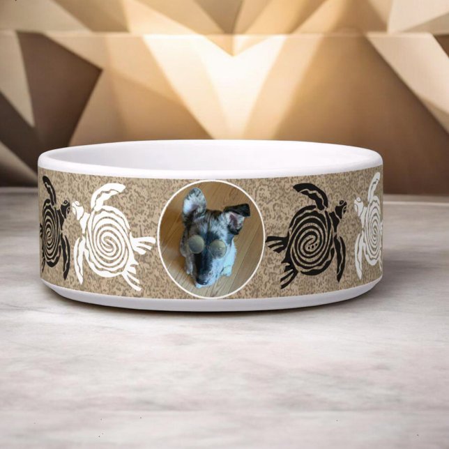Benutzerdefiniertes Haustierfoto Sandstrand Schild Napf (Custom photo ceramic pet bowl with tribal art turtles around the outside of the bowl.)
