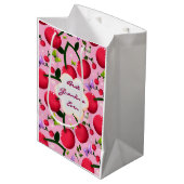 Benutzerdefiniertes hellrosa Blumen-Kirsch-Muster- Mittlere Geschenktüte (Vorderseite Schrägansicht)