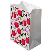 Benutzerdefiniertes hellrosa Blumen-Kirsch-Muster- Mittlere Geschenktüte (Rückseite Schrägansicht)