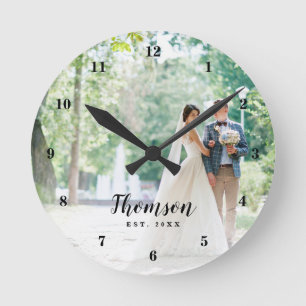 Benutzerdefiniertes Hochzeitsfoto mit Monogramm Runde Wanduhr