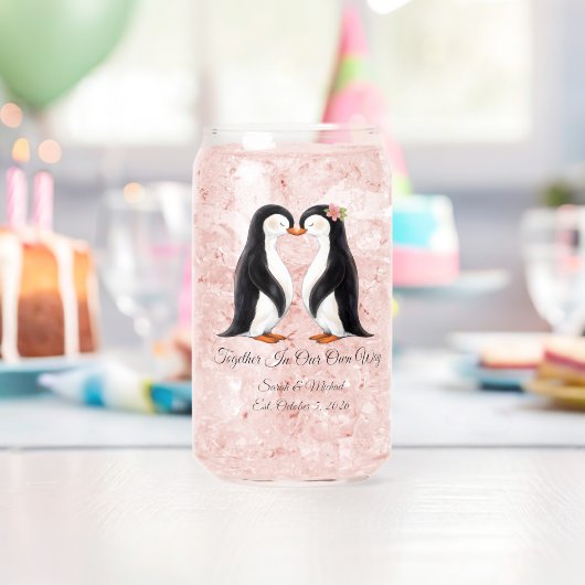 Benutzerdefiniertes Hochzeitspinguin-Paar Dosenglas (Insitu (Geburtstag))
