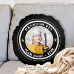 Benutzerdefiniertes Hockey Player Nummer Foto Ihre Rundes Kissen<br><div class="desc">Erstellen Sie ein individuelles personalisiertes Foto Keepsake Kissen Ihres Lieblings-Hockey-Spieler (oder irgendeine Sportart). Das Design verfügt über ein Foto, bearbeitbaren Text (das Beispiel zeigt Spielername und -nummer und Teamname und -jahr an) in Weiß gegen die Hintergrundfarbe (schwarz dargestellt), um zu einer Teamfarbe mit goldenen Sternakzenten zu wechseln. HILFE: Für Hilfe...</div>