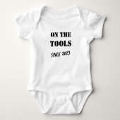 Benutzerdefiniertes Jahr "On the Tools" Baby Strampler (Vorderseite)