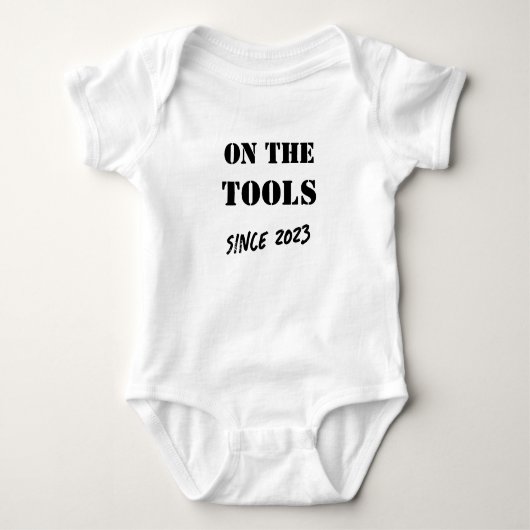 Benutzerdefiniertes Jahr "On the Tools" Baby Strampler (Vorderseite)
