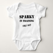 Benutzerdefiniertes Jahr "Sparky in Training" Elek Baby Strampler (Vorderseite)