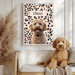 Benutzerdefiniertes Leopard Print Hund-Foto mit Na Poster<br><div class="desc">Entfesseln Sie Ihre wilde Seite mit unserem Custom Leopard Print Dog Foto mit Name! Dieses personalisierte Produkt verbindet einen angesagten Leopardenhintergrund mit einem Foto Ihres geliebten Hundes und ihrem Namen und schafft so einen einzigartigen und stilvollen Sake. Ideal für Hundeliebhaber, ist dieses maßgeschneiderte Objekt ideal, um Ihre Zuhause-Dekoration um eine...</div>