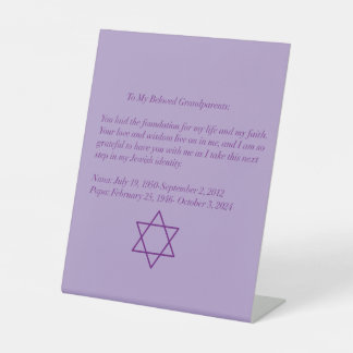 Benutzerdefiniertes lila Gedenken Sockelschild