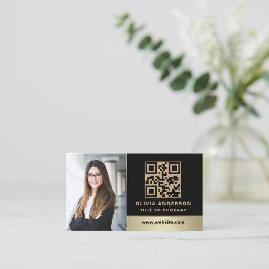 Benutzerdefiniertes Logo Elegantes Black Gold QR C Visitenkarte (Stehend Vorderseite)