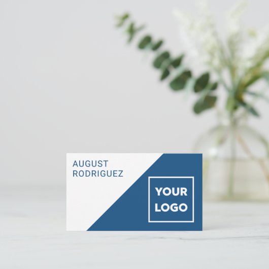 Benutzerdefiniertes Logo QR Code Blau Weiße Geomet Visitenkarte (Stehend Vorderseite)