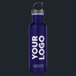 Benutzerdefiniertes Logo und Text auf blau Edelstahlflasche<br><div class="desc">Werben Sie mit Ihrem Firmenlogo, Slogan, Firmennamen, Website oder anderen benutzerdefinierten Text auf einer Flasche aus blau rostfreiem Stahl. Ersetzen Sie das Beispiellogo und den Text durch Ihren eigenen in der Sidebar. Die Logos in Weiß oder Hellfarbe passen am besten zum dunklen Hintergrund. Ihr Markensymbol kann jede Form haben. Dies...</div>
