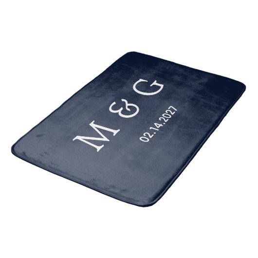 Benutzerdefiniertes Monogramm Datum Navy Blau Styl Badematte (Schrägansicht)