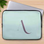 Benutzerdefiniertes Monogramm Skript Initial Soft  Laptopschutzhülle<br><div class="desc">Dieser Laptop-Ärmel in einer weich blauen und lila Farbe präsentiert ein modernes Design mit einem Monogramm in einem Script-Schriftart und fügt dem Gerät eine zeitgemäße Touch hinzu. Sein eleganter Stil verbindet Eleganz und Schutz für Ihren Laptop. Mit dieser Hülle verschmelzen Sie ein trendiges und personalisiertes Accessoire und verbinden moderne Ästhetik...</div>