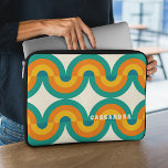 Benutzerdefiniertes Muster für Funky farbenfrohe R Laptopschutzhülle<br><div class="desc">Schönes zeitgenössisches, dunkelgelbes, orangefarbenes, aquamarin blaues, ozeangrün gefärbtes geometrisches Halbkreismuster auf einem Elfenbeincreme-creme-cremefarbenen Hintergrund. Mit Raum zum Anpassen oder Personalisieren mit einem Namen Monogramm oder Initialen Ihrer Wahl. Verziertes, elegantes, stilvolles und eklektisches Design für die extravagante künstlerische Mode, die künstlerische Modediva, den beliebten angesagten Trendsetter, den Vintagen Retro-Kunststil und den...</div>