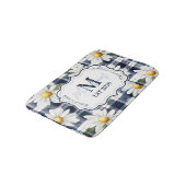 Benutzerdefiniertes Navy Gingham Daisy Monogramm Badematte (Schrägansicht)
