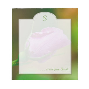 Benutzerdefiniertes Notepad auf der rosa Rosenknos Notizblock