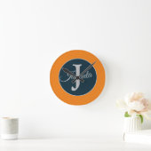 Benutzerdefiniertes orange grau blau Monogramm Ele Runde Wanduhr (Zuhause)