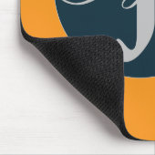 Benutzerdefiniertes orange graues blaues Monogramm Mousepad (Ecke)
