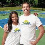 Benutzerdefiniertes Pickleball-Shirt, Stadt, Club, T-Shirt<br><div class="desc">Passen Sie dieses Shirt mit Ihrem Clubnamen,  Spielernamen,  Stadt,  Turniernamen usw. an. Ändern Sie einfach auch die Farbe des Schriftartes.</div>