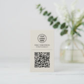 Benutzerdefiniertes QR-Code-Logo Minimal Beige Visitenkarte (Stehend Vorderseite)