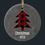 Benutzerdefiniertes Rustikales Rotes Kariertes Fot Keramik Ornament<br><div class="desc">Personalisieren Sie diesen rustikalen roten und schwarzen Büffel karierten Weihnachtsbaum und Chalkboard Weihnachtsschmuck mit Ihrem eigenen Foto und das Jahr!  Verfügt über rustikale Typografie und Ihr eigenes Foto auf der Rückseite.  Ein großartiges Ornament,  um Ihre jährliche Tradition zu beginnen,  um jedes Jahr Ihre eigenen Weihnachtsschmuck zu kreieren!</div>