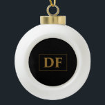 Benutzerdefiniertes Schwarz mit Gold-Initialen Keramik Kugel-Ornament<br><div class="desc">Mit diesem "Custom Black with Gold Initials Christmas Ornament" verleihen Sie Ihrem Urlaubsdekor eine Touch personalisierter Eleganz. Dieses Ornament zeichnet sich durch ein schwarzes Design mit goldenen Initialen aus, was es zu einem herausragenden Stück auf Ihrem Baum macht. Passen Sie es mit Ihren Initialen oder mit denen eines geliebten Menschen...</div>