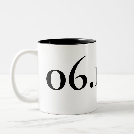 Benutzerdefiniertes Sonderdatum Schwarz und Weiß Zweifarbige Tasse (Links)