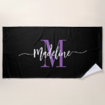 Benutzerdefiniertes stylisches Monogram Name Scrip Strandtuch<br><div class="desc">Modernes, trendiges und stilvolles Strandtuch mit individuelle Name und Initial in einem schicken Skript-Kalligraphie-Design mit wirl Schnörkeln (Achten Sie darauf, Emoticons oder Plätze neben dem vollen Namen für Wirbel zu bleiben behalten). Dies ist die lila und schwarze Version. Einfache Anpassung der Größe und das Hinzufügen von mehr Text- oder Persönlichkeitsbildern...</div>