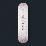 Benutzerdefiniertes Trendy Rose Gold Glitzer Monog Skateboard<br><div class="desc">Ein individuelles, trendige und stilvolles Rose Gold Glitzer Skateboard mit Monogramm. Ein stilvolles Drehbuch für eine Touch schicker Eleganz. Fügen Sie Ihrem Boarding ein wenig Glanz hinzu. Personalisieren Sie Ihre Daten mit Ihrem Namen, Monogramm, Initial oder Text. Wenn Sie es vorziehen, können Sie die Textfarbe und den Stil des Schriftartes...</div>