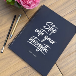 Benutzerdefiniertes Zitat "Schritt in Ihre Stärke" Notizblock