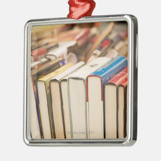 Benutzte Bücher an einem Ramsch Silbernes Ornament (Links)