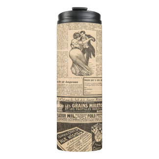 Benutzter Papierhintergrund. Alte Zeitungsseiten m Thermosbecher