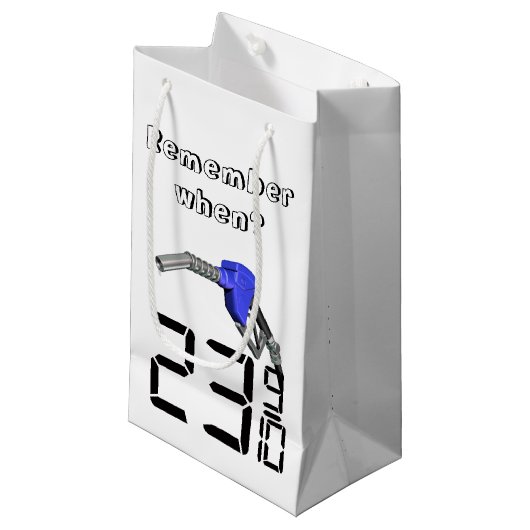 Benzin-Nozzle mit dem Gaspreis der 1970er Jahre Kleine Geschenktüte (Vorderseite Schrägansicht)