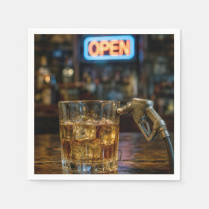 Benzin Zapfpistole in einem Whiskeyglas Serviette