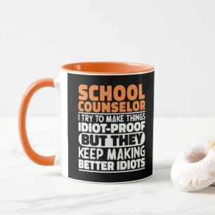 Berater an der Schule I versuche, Dinge lustig zu Tasse
