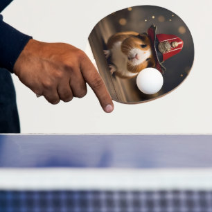 Bereit: Guinea Pig in einem Fireman-Hut, Tischtennis Schläger