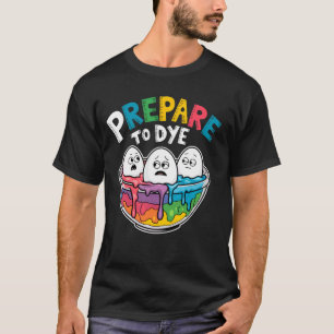 Bereite dich darauf vor, lustige Ostereier färbend T-Shirt