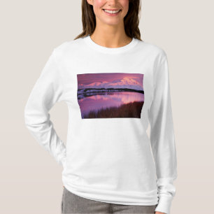 Berg Denali bei Sonnenuntergang vom Reflection Pon T-Shirt