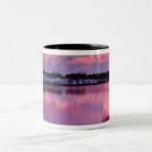 Berg Denali bei Sonnenuntergang vom Reflection Pon Zweifarbige Tasse (Mittel)