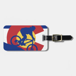 Berg, der Colorado-Flagge radfährt Gepäckanhänger