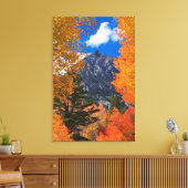 Berg gerahmt im Herbstwald, CA Leinwanddruck (Insitu (Wohnzimmer))