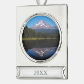 Berg-Haube reflektiert im See Banner-Ornament Silber (Links)