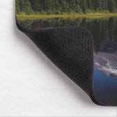 Berg-Haube reflektiert im See Mousepad (Ecke)