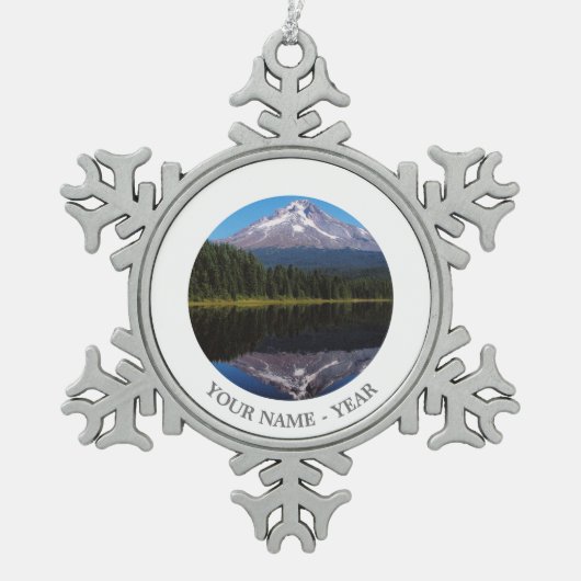 Berg-Haube reflektiert im See Schneeflocken Zinn-Ornament (Vorderseite)