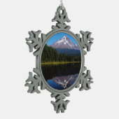 Berg-Haube reflektiert im See Schneeflocken Zinn-Ornament (Links)