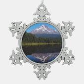 Berg-Haube reflektiert im See Schneeflocken Zinn-Ornament (Vorderseite)