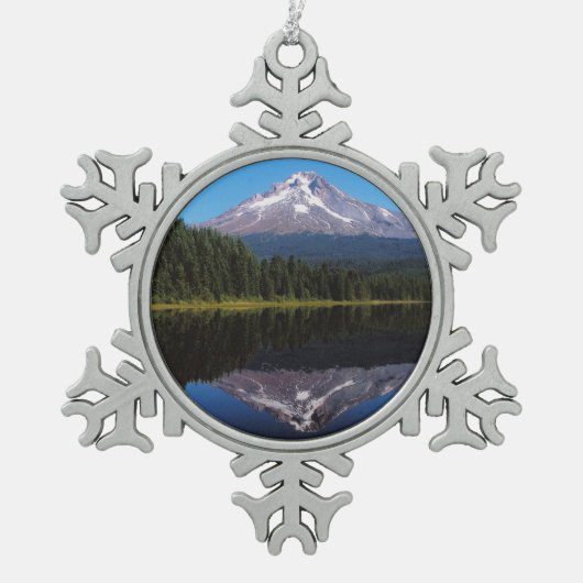 Berg-Haube reflektiert im See Schneeflocken Zinn-Ornament (Vorderseite)