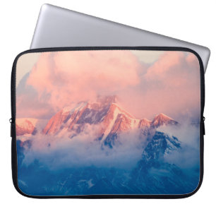 BERG MIT SCHNEE BEDECKT AM TAG LAPTOPSCHUTZHÜLLE