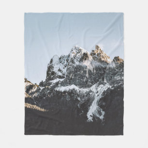 BERG MIT SCHNEEKAPPE WÄHREND DES TAGES FLEECEDECKE