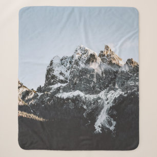BERG MIT SCHNEEKAPPE WÄHREND DES TAGES SHERPADECKE